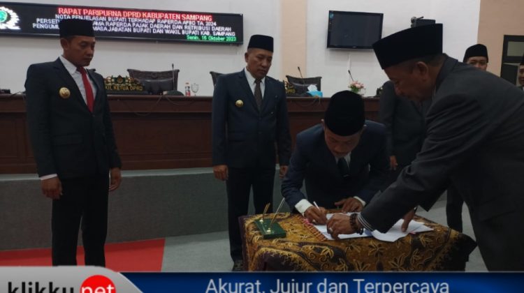 M. Fadol saat menandatangani hasil nota penjelasan Bupati Sampang saat Paripurna