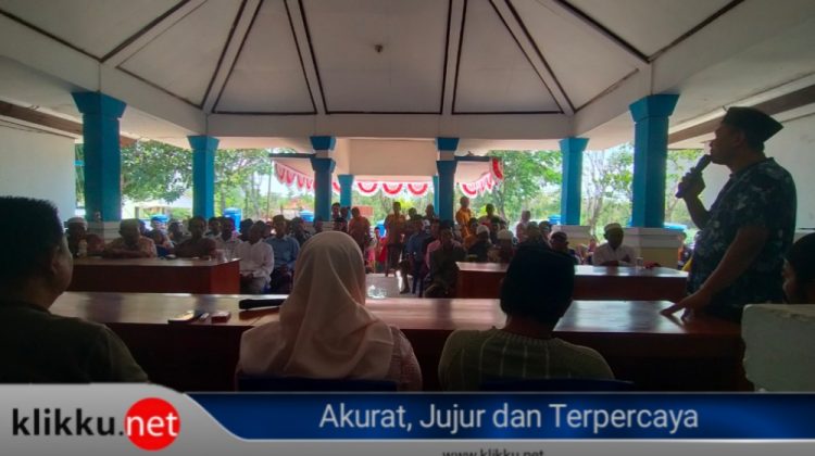 Ratusan warga Tamberu Barat geruduk balai desa, tolak Pj Kadesnya diganti 
