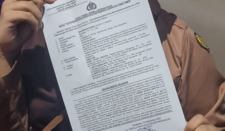 Korban pelapor menunjukkan LP seusai mendatangi Mapolres Bangkalan.
Dok Anam klikku.net.