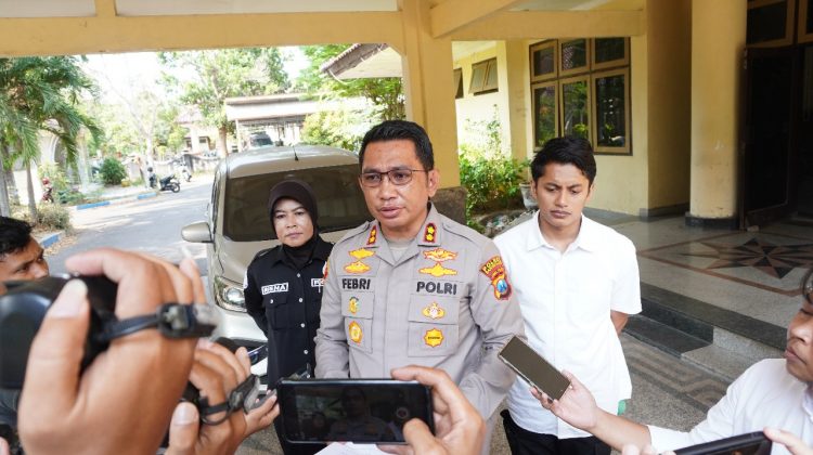 AKBP Febri Isman Jaya Kapolres Bangkalan menyampaikan keterangan pers.

Dok Anam ist klikku.net