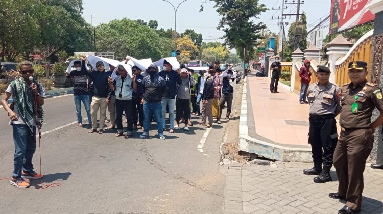 Kuasa hukum keluarga korban alm Mayis gelar demonstrasi dideoan kantor Kejari Bangkalan.