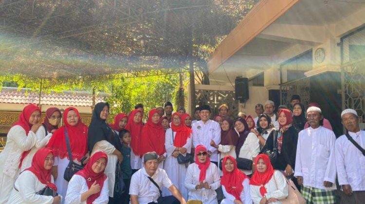 Mak-mak kelompok Basumi Surabaya Ziarah Kubur ke Makan KH Hasyim Asy'ari