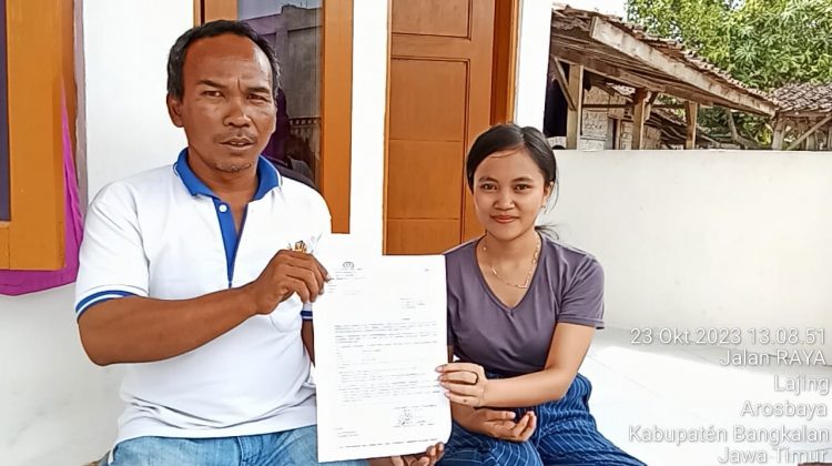 Kiri Hanif pegiat Arosbaya kunjubgi langsung korban pencurian Hp.

Dok Anam klikku.net.