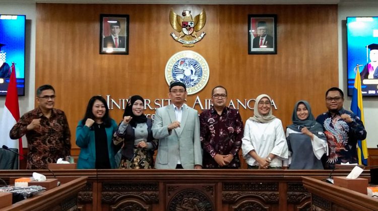 Rektor Unair Prof Dr Mohammad Nasih SE MT Ak (keempat kiri), bersama tujuh gubes baru yang akan dikukuhkan Rabu (4/10) 