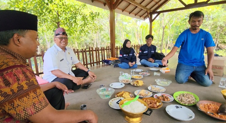 Momen ramah tamah Kadis Perikan Bangkalan bersama Kepala Desa Tengket, Arosbaya.
Dok Anam klikku.net.