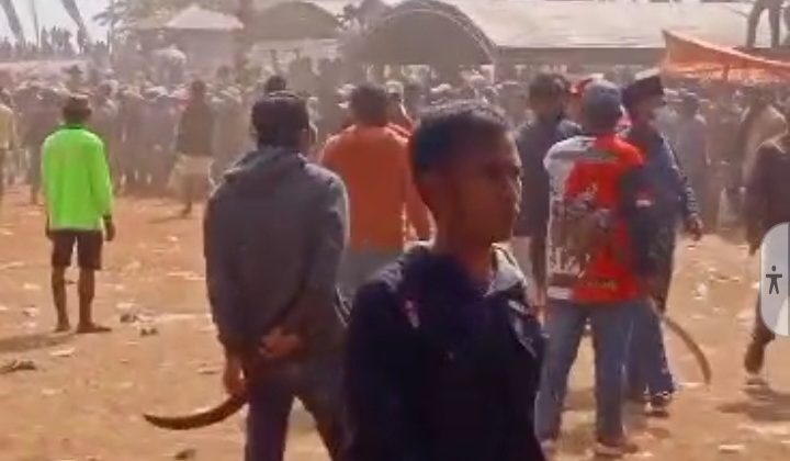 Pendukung kerapan sapi siaga memegang sajam di tengah area lapangan kerapan sapi M Noer Skep Bangkalan.

Dok Klikku.net Anam.