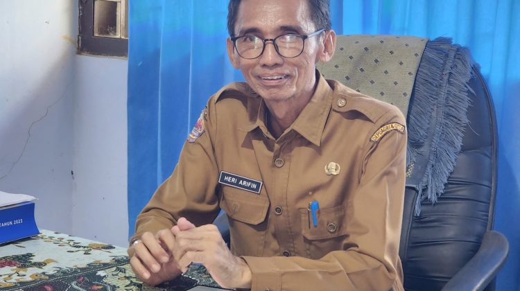 Heri Arifin Camat Tanah Merah di meja kerjanya. Senin (20/11) siang.

Dok Anam klikku.net.