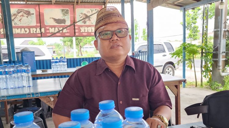 Thomas Ag yang mendapat mandat dari ketua Dewan Pendidikan Bangkalan untuk menanggapi atas dugaan carut marutnya pelaksanaan data Emis di Wilayah Kabupaten Bangkalan sehingga membuat data siswa walau sudah pindah sekolah di Nurul Cholil masih tercatat aktiv di Nurul Amanah selama hampir tiga tahun.
Dok Anam klikku.net.