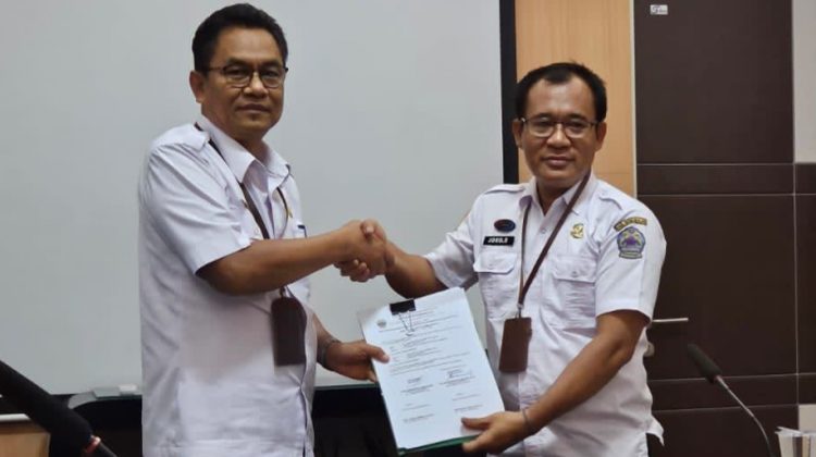 Sertijab Plt Kadisdik Bangkalan dari kiri Dr Agus pada Joko Supriyono.

Dok Anam klikku.net dok ist.