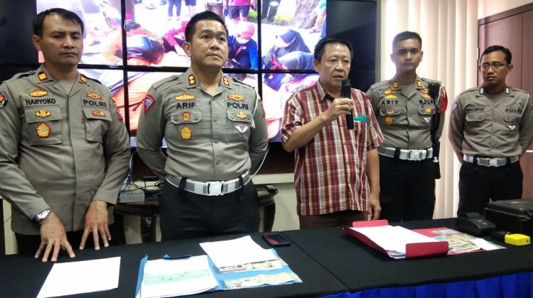 Orang tua AB (tengah) meminta maaf pada masyarakat Surabaya, saat dihadirkan di kantor Satpas Colombo Surabaya