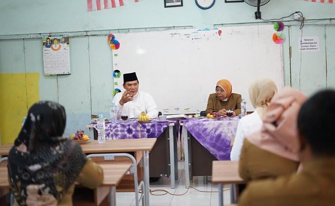 Bambang Haryo saat bersama Guru di SDN Sukomanunggal Surabaya