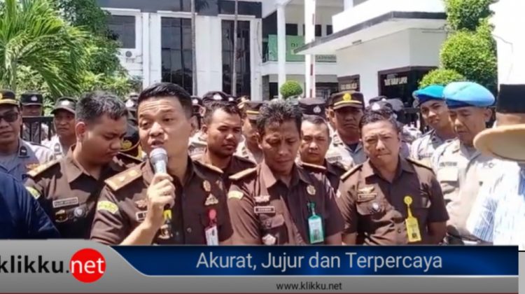 Kepala Seksi Pidana Khusus (Kasi Pidsus) Kejari Sampang, Tri Satrio bersama petinggi Kejari Sampang saat menemui massa aksi demonstrasi
