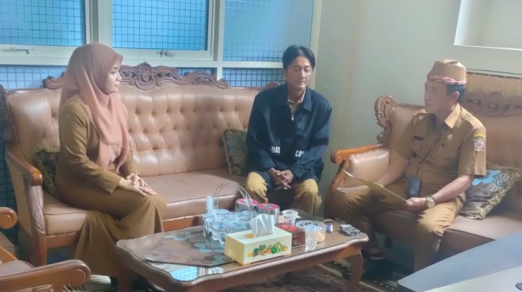 Tengah Eka Herry Guru BK SMPN 1 Geger saat hadiri panggilan Bidang Tendik Disdik Bangkalan.

Dok ist Anam klikku.net.