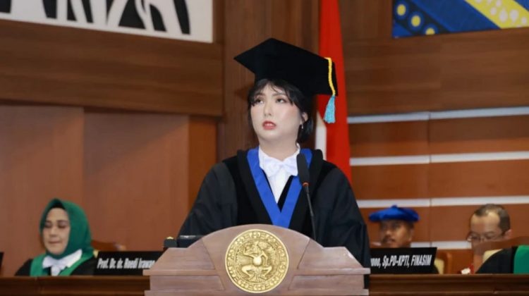 Prof (HCUA) Carina Dewi Joe BSc MSc PhD saat menyampaikan orasi ilmiah pada pengukuhan Guru Besar Kehormatan Unair