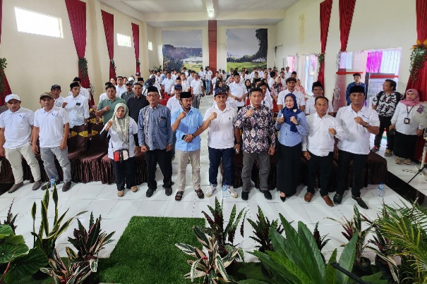 Hanik Kades Tunjungtirto, Singosari Malang saat menerima kunjungan ratusan kades dari Kabupaten Bangkalan, Rabu (20/12) kemarin.