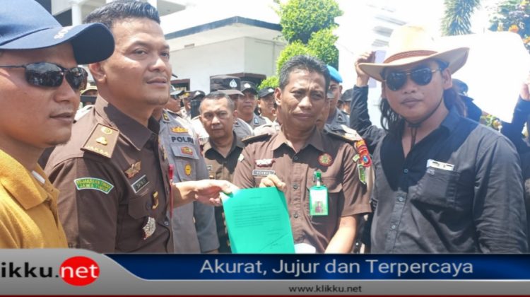 Kejari Sampang saat di Demo oleh AMSB dan Warga Gunung Rancak.