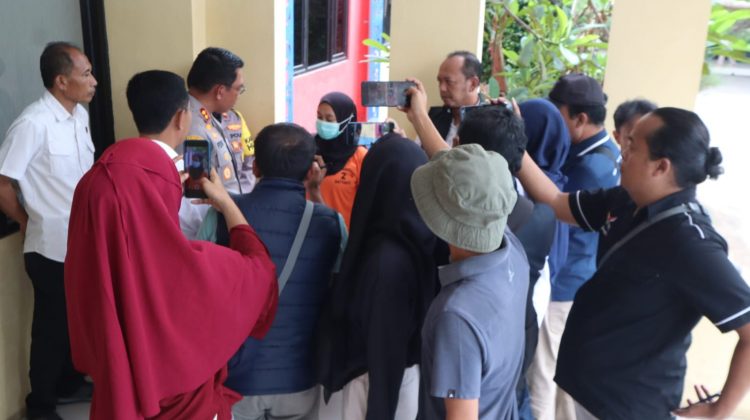 Mengenakan baju orange, pelaku pembuangan bayi di Pasar Tanah Merah.

Dok ist Anam klikku.net.