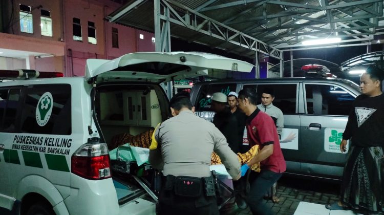 Polres Bangkalan evakuasi korban jiwa tragedi carok di Wilayah Kecamatan Tanjung Bumi.

Dok ist Anam klikku.net humres.