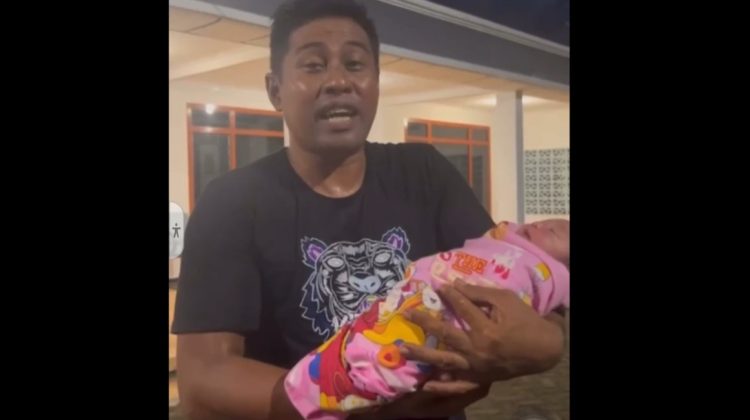 Manaf warga temukan bayi di Dalam Pasar Tanah Merah.
Dok Anam ist klikku.net.