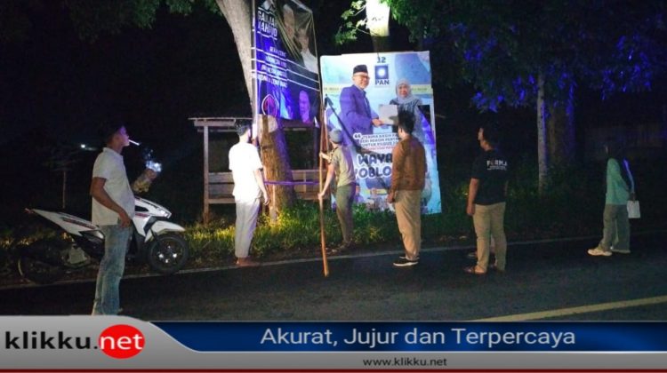 Penertiban APK di masa tenang Pemilu 2024 di Banyuates Sampang, (Photo : Anaf/klikku)