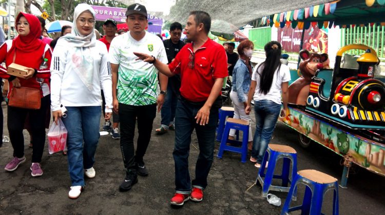 Fuad Benardi & istri (berbaju putih), didampingi Ketua UMKM Rukun Manunggal Oki Iin Prihandono, saat meninjau bazaar UMKM Surabaya  Holiday