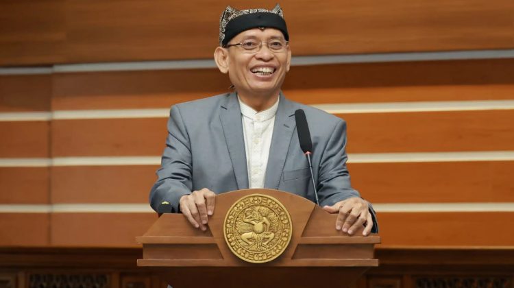 Rektor Unair Prof Dr Mohammad Nasih SE MT Ak