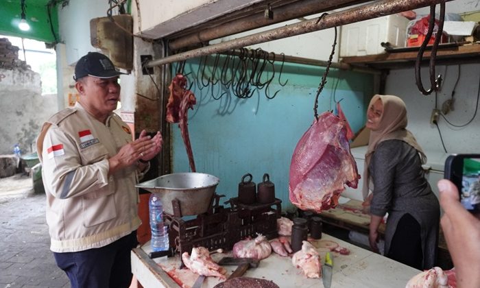 Bambang Haryo Soekartono saat meninjau pasar Wadung Asri Sidoarjo