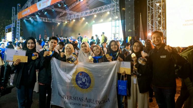 Tim Farmasi Unair yang menyabet medali emas