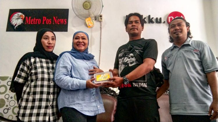 Komisaris Hartini Sumitro (kedua kiri), didampingi Dirut klikku.net Dian Kios Tina Wardani (kiri) & Rizchi Hari Setiawan (kanan), secara simbolis membagikan daging qurban