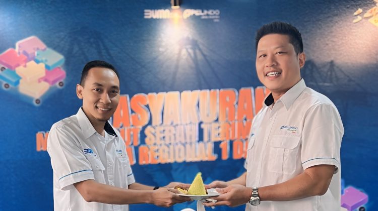 Potong tumpeng oleh Direktur Utama, Paul July dan Direktur Keuangan, SDM dan Manrisk
PT BIMA di Surabaya.
