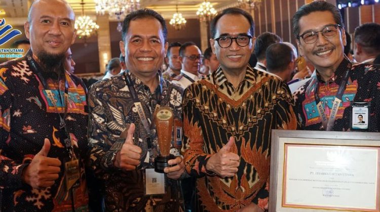 Direksi PT DLU saat menerima penghargaan angkutan lebaran 2024