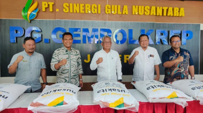 Dirut SGN Mahmudi (kedua kiri) & Dirut Holding Perkebunan M. Abdul Ghani, saat melakukan kunjungan kerja ke PG Gempolkrep SGN