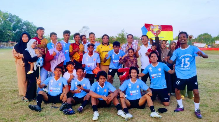 Euforia tim GBHT FC setelah bertanding melawan Larlar FC (Doc. Anaf/klikku)