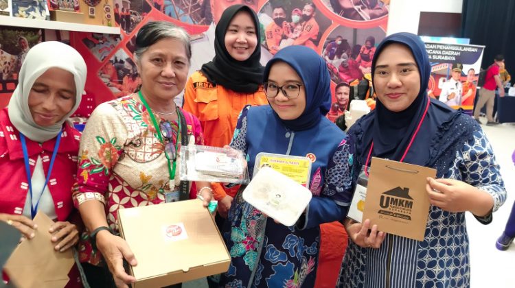 Rini Indriani (kedua kanan) saat meninjau pameran & mempromosikan produk UMKM kuliner