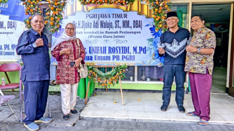 Mashuri (kiri) bersama sejumlah pengurus PGRI Jawa Timur dan kabupaten/kota di depan gedung Wisma Guru Ahmad Yani Surabaya 
