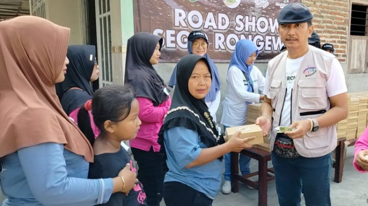 Ketua Ikasdasa Bambang Udi Ukoro (kanan) saat membagikan Sego Rongewu 