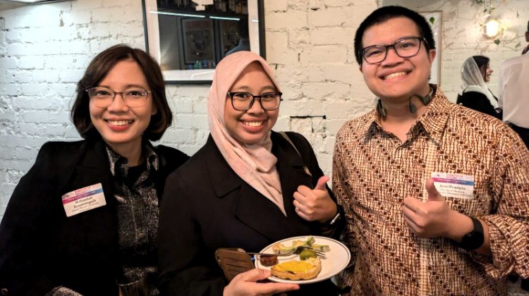 dr. Hotimah Masdan Salim, Ph.D (tengah) bersama dr. Ariel Pradipta, M.Res, Ph.D, dan Dr. Widiastuti Setyaningsih, S.T.P., M.Sc.
