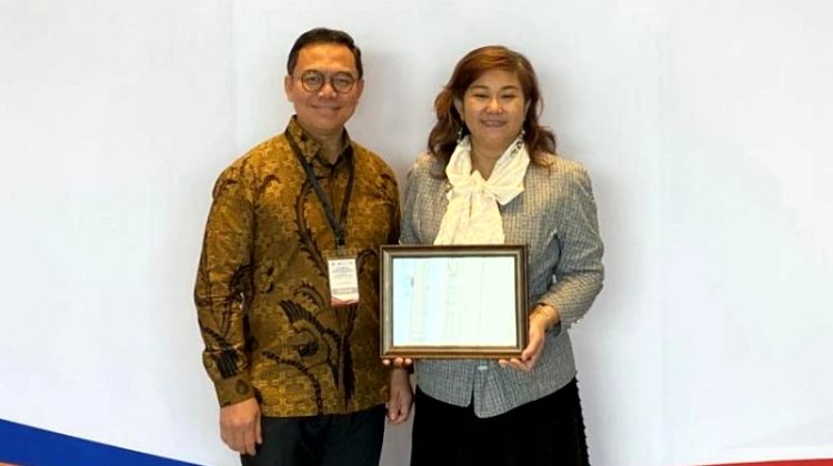 Dr Sri Widati SSos MSi menerima penghargaan pada kegiatan Healthy University Rating System (HURS) di Bangkok, Thailand
