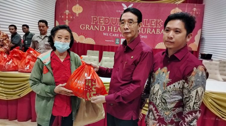 Pimpinan Grand Heaven Surabaya Tung Tung swcara simbolis membagikan paket sembako dan Angpao Imlek 