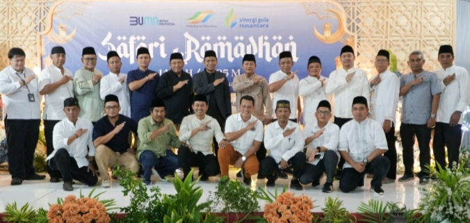 Direktur Utama PT Sinergi Gula Nusantara (SGN) bersama Kepala Divisi, General Manager PT SGN wilayah Jawa Tengah, dan karyawan