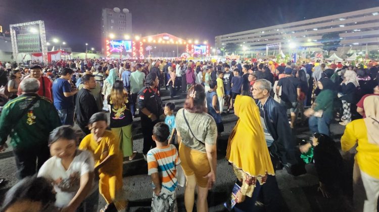 Warga banjiri Vestifal Rujak 2025 di THR Surabaya. Dok Anam klikku.id