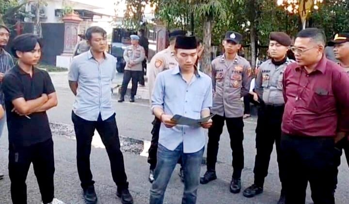Massa Gema Jatim mendapat pengawalan dari aparat kepolisian wilayah setempat. Dok Anam klikku.id
