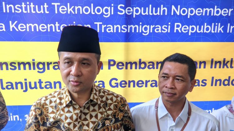 Menteri Transmigrasi (Mentrans) RI, Muhammad Iftitah Sulaiman Suryanagara (kiri), didampingi 
