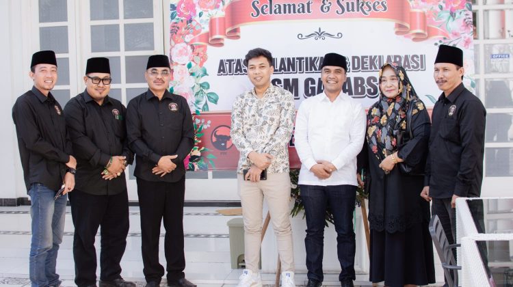 Kiri Syaiful Anam S.Pd Sekretaris LSM GARABS. Dok Anam klikku.id