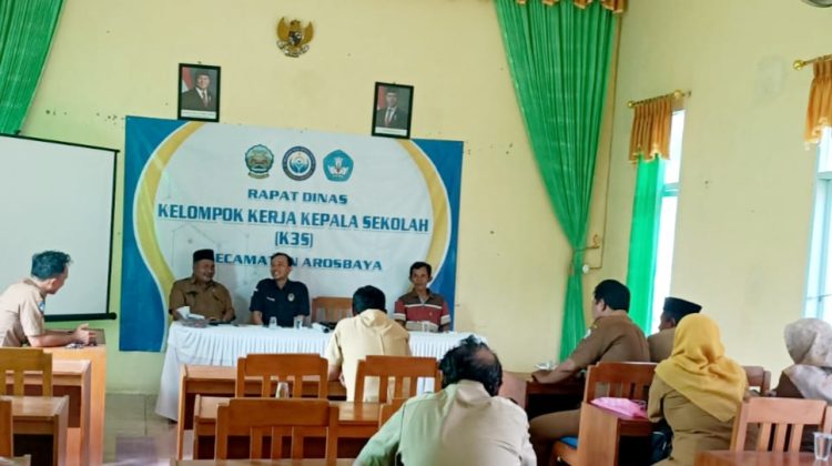 Syaiful Anam S.Pd Ketua Pejalan ditengah jajaran pengurus K3S Korwil Arosbaya. Dok klikku.id