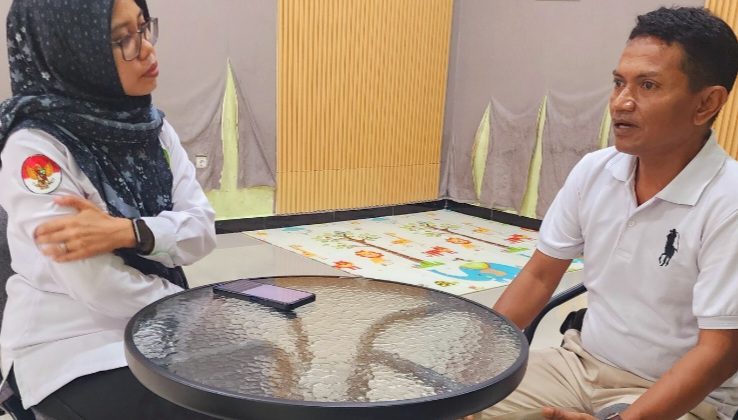 Kiri Silvi Humas Kemenag Bangkalan saat menyampaikan komitmennya dalam menindaklanjut dugaan pungli dihadapan jurnalis. Dok Anam klikku.id