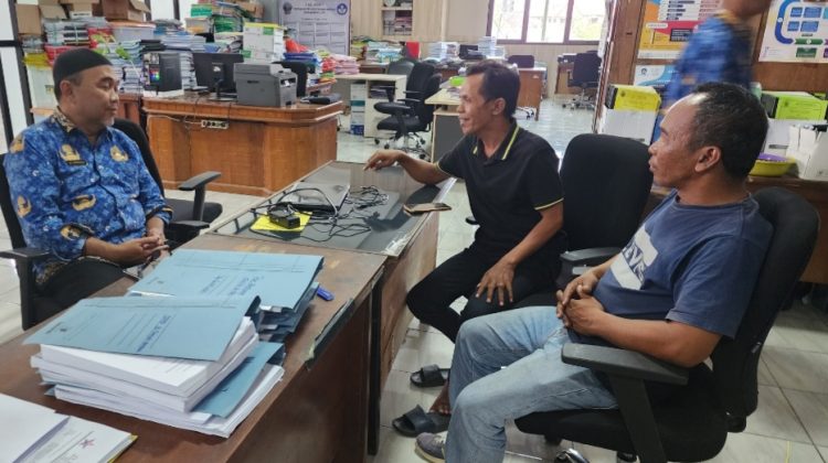 Dari kiri Heru Kabid SMP Dinas Pendidikan Kabupaten Bangkalan, Hasan Waka Ketum dan Hanif Ketua Devisi Sosial LSM GARABS. Dok Anam klikku.id