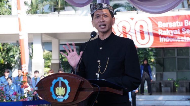 Momen peluncuran Gerakan Donasi Rp 65 Ribu untuk Dana Abadi ITS oleh Rektor ITS Prof Dr (HC) Ir Bambang Pramujati ST MSc Eng PhD pada momentum upacara HUT ke-80 RI