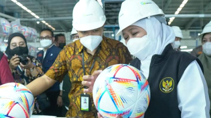Gubernur Jawa Timur, Khofifah Indar Parawansa mengamati bola untuk Piala Dunia 2022 buatan tenaga kerja PT Global Way Indonesia di Madiun. Serikat Pekerja PT Global Way Indonesia menjalin komunikasi imbas keputusan PHK pada ratusan pekerja. 