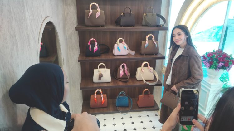 Nagita Slavina saat mengunjungi salah satu booth Basha Market 2025